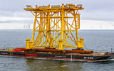 Hollandse Kust West Beta變電站導管架在前往荷蘭近海海上風電場