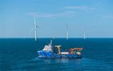 多功能海上風電運維母船“海峰3001”風場內風機間首次實現敷設沖埋同步作業(yè)