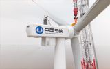 金風科技完成我國離岸最遠風電項目首臺機組吊裝